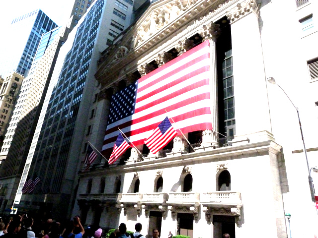 ウォール街とブロードウェイの交差点から見たニューヨーク証券取引所