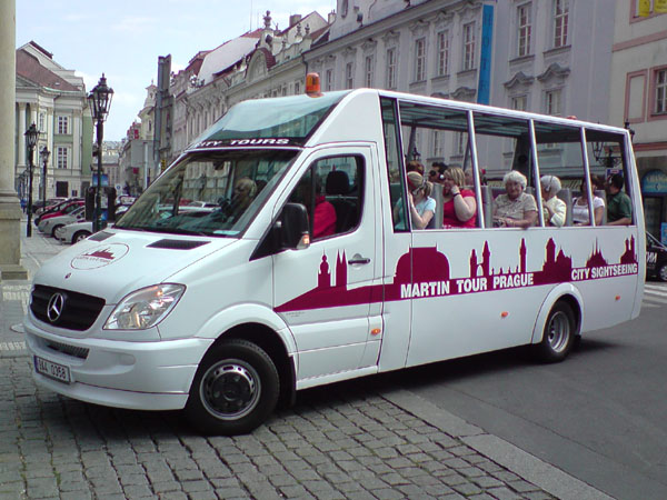 快適なオープンパノラマバスでプラハ観光
