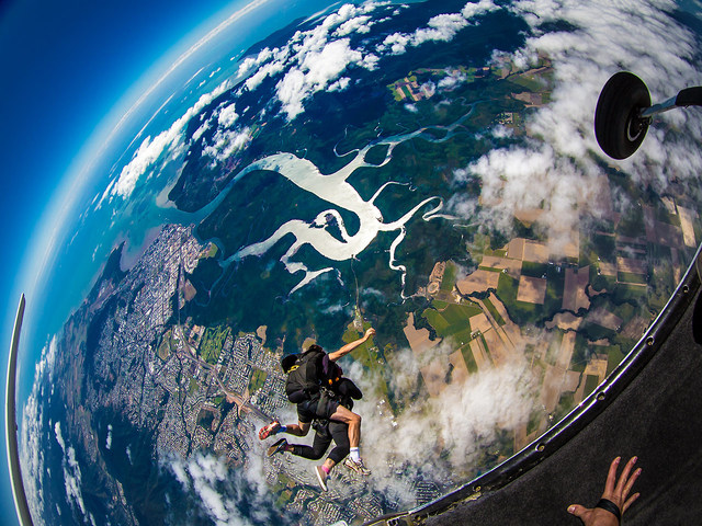 飛びながら「地球」が見れるなんてスカイダイビングだけ！