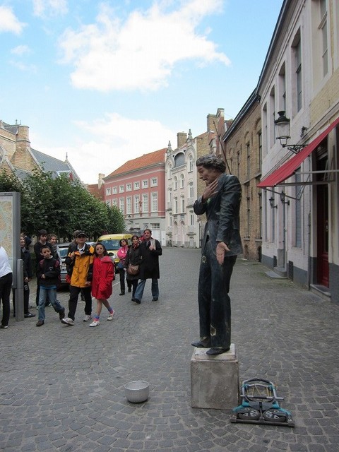 中世の街並みが残るベルギーの小径で大道芸人を発見