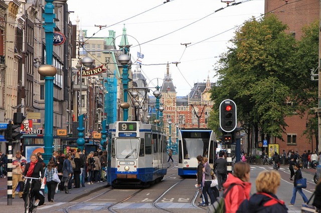 アムステルダムの街をぬうように走るトラム