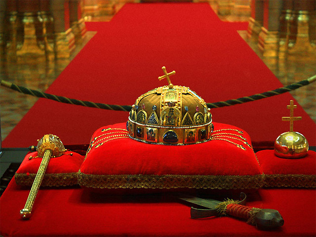 ハンガリー国会議事堂ドーム内部に鎮座する王冠