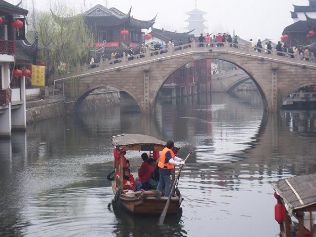 遊覧船に乗って中国の水郷の雰囲気を気軽に味わって
