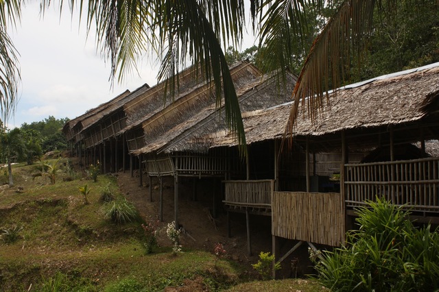 竹等で組まれたルングス族の共同体の生活様式を体験