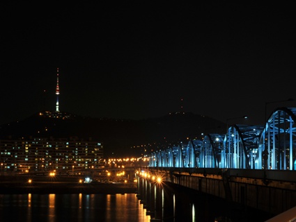韓国のライトアップされた街並みが川面に写って美しい