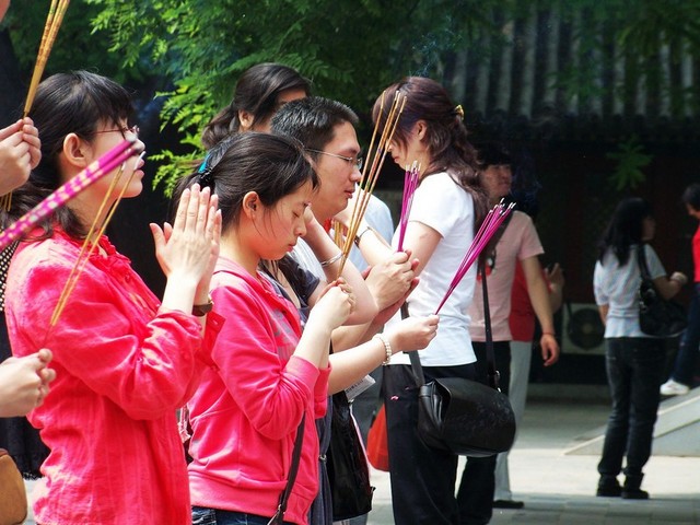 雍和宮で祈りを捧げる人たち