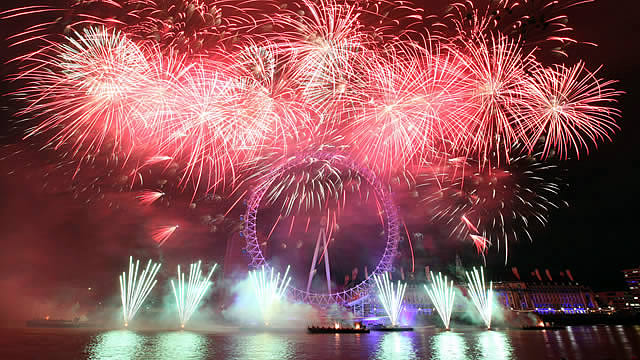 ロンドンアイが見えないくらいの大きな花火