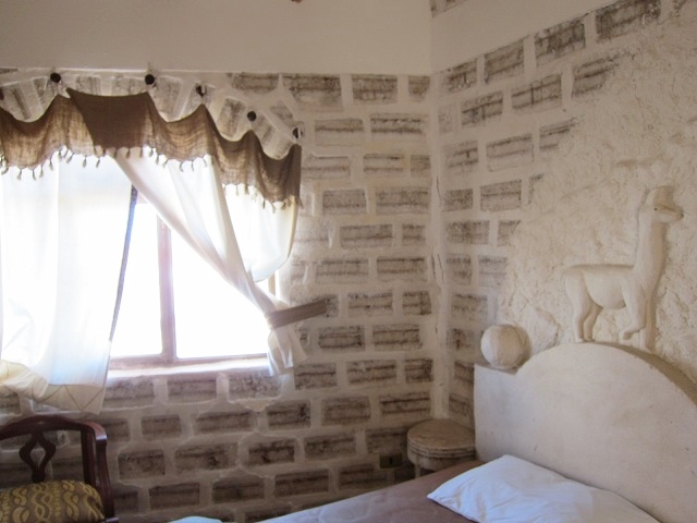 部屋の壁も塩ブロックでできています。