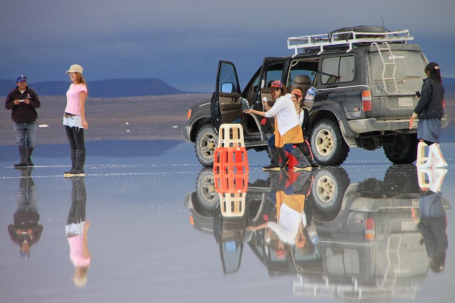 ウユニ塩湖に到着したら、旅の仲間と写真撮影の準備。