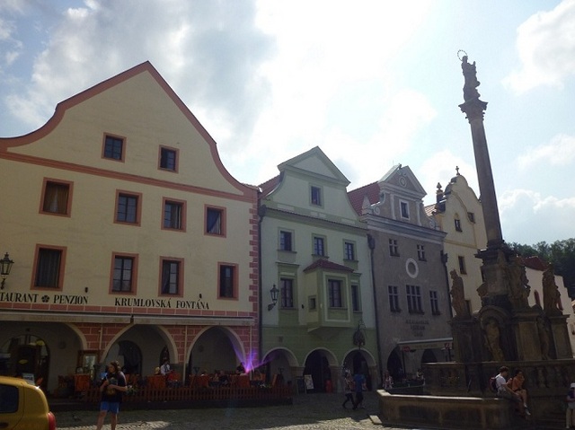 チェスキークルムロフ旧市街可愛い建物が並ぶ広場