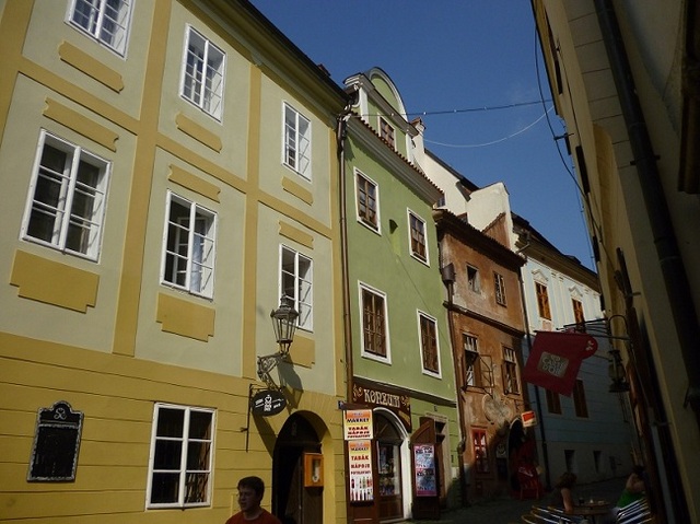 かわいいカフェやお土産屋さんが連なるチェコの路地