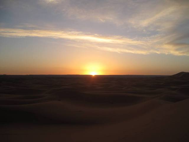 一面砂に覆われたサハラ砂漠で眺めるサンライズは格別。