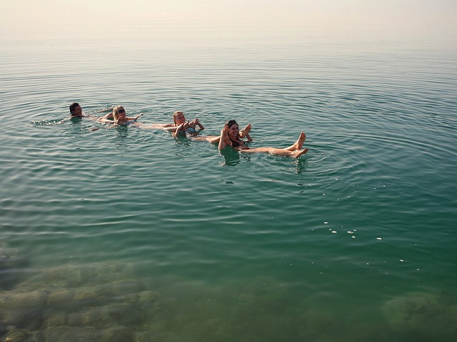 死海に浮かびながら記念撮影