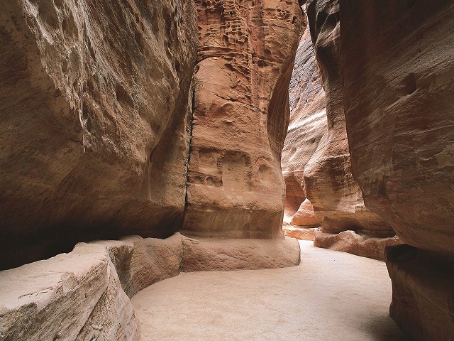 隠れ道シークを抜けると、岩を切り開いた遺跡が見えてきます