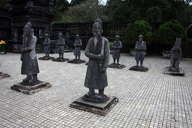 王カイディン帝の墓所前には兵士の像が安置されている