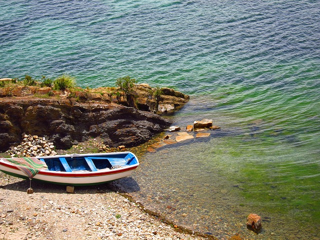 チチカカ湖に浮かぶ小さなボートの絵になる光景。