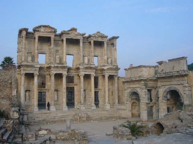 エフェス遺跡の見所のひとつ、図書館跡