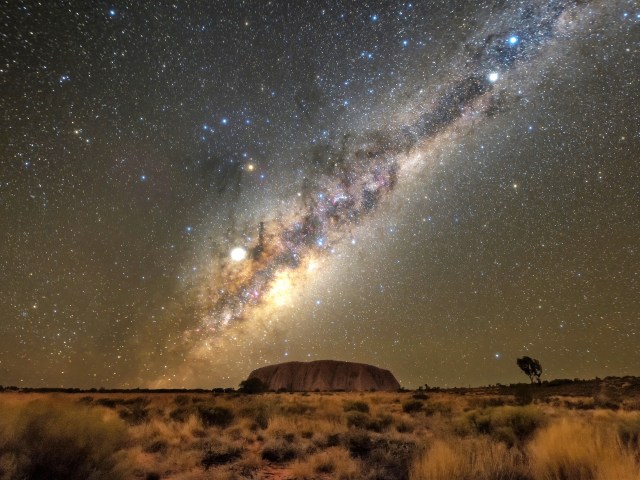 星降る大地と宇宙の神秘、心奪われる夜