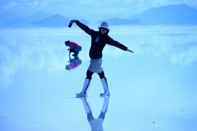 塩湖で遠近法を使ったトリック写真。