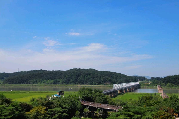 臨津江にかかる臨津閣 自由の橋