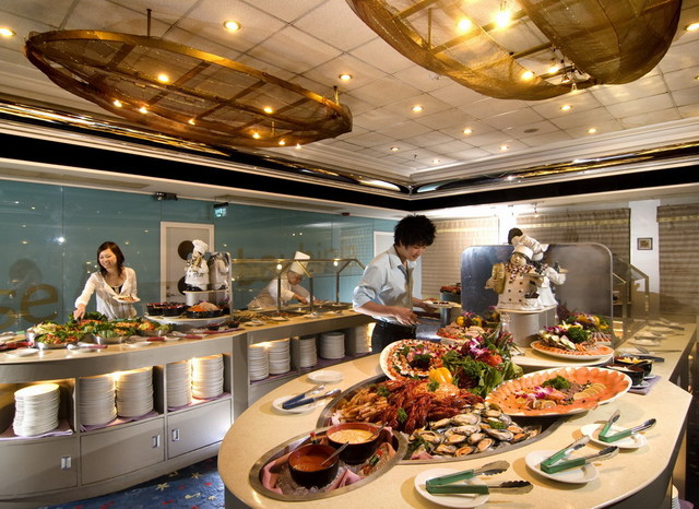 香港ナイトクルーズ船の豪華なディナー