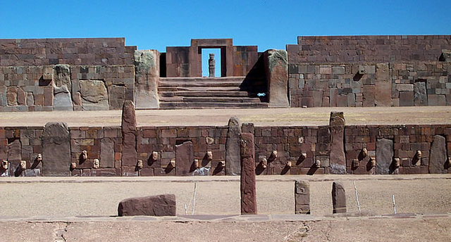 プレ・インカ期の遺跡、ティワナクはラパス人気の観光地。