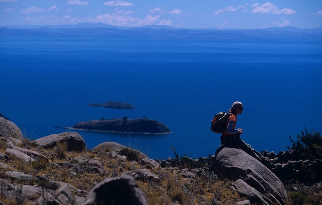 北部ボリビアと南部ペルーの国境にある南米最大のチチカカ湖