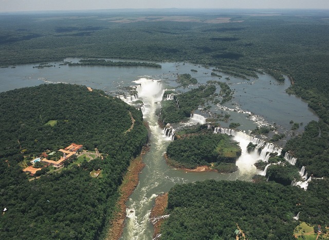 イグアス国立公園内に275個の滝がある