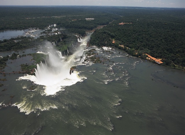 約90メートルの最大の滝 「悪魔の喉笛」