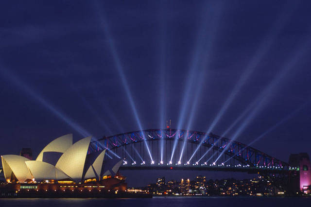 レーザーも登場、シドニーの夜が豪華絢爛に彩られる