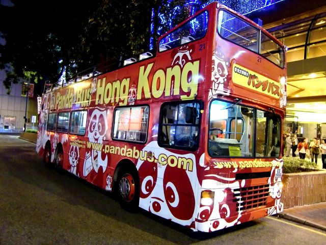 オープントップバスで夜の香港巡り！