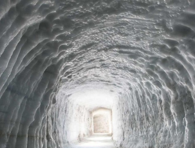 世界でも最大級のラングヨークトル氷河の洞窟