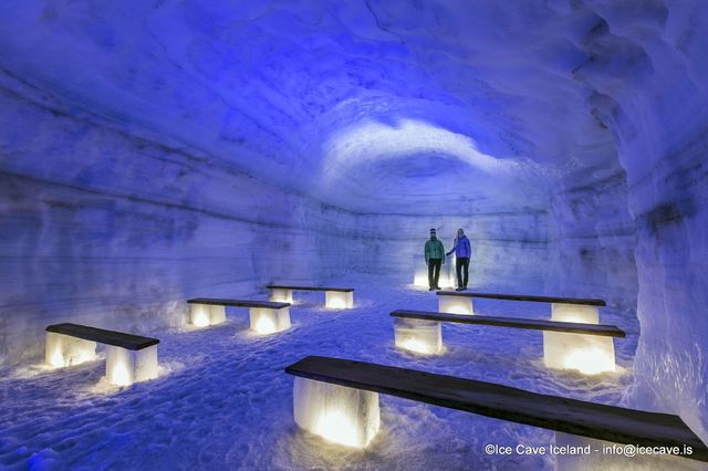 人工の氷のトンネルにはこんなお部屋もあります