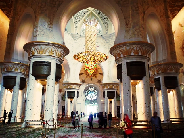 世界で3番目に大きいシェイクザイードモスク