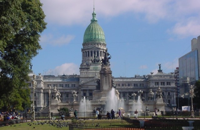 緑色のドームが印象的な国会議事堂と国会議事堂広場。