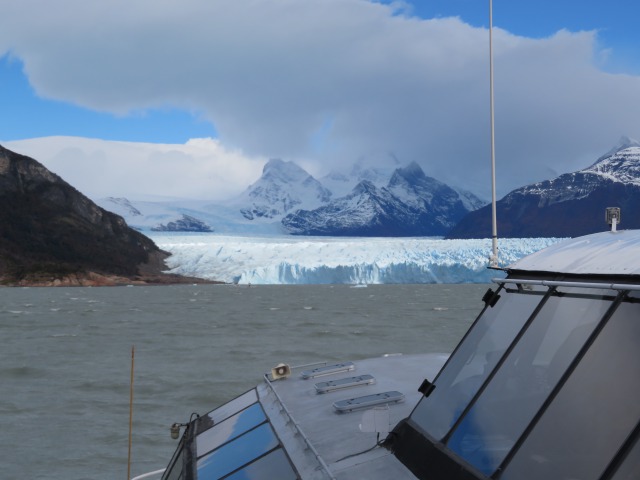 ボートでペリトモレノ氷河に接近！真っ青な氷河の絶景をお楽しみください。