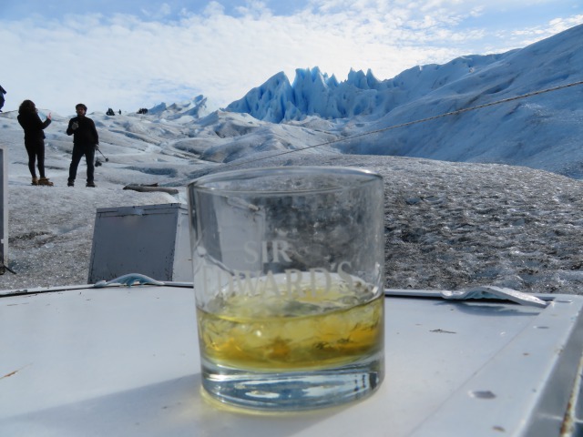 氷河トレッキング後は、氷河入りのウイスキー！