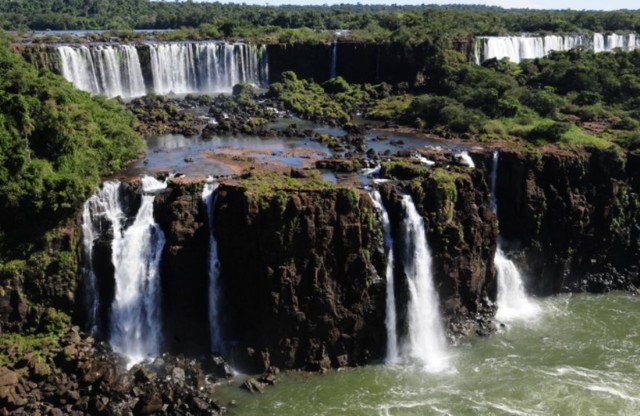 ブラジル側のイグアスの滝では全景写真を忘れずに撮りましょう。