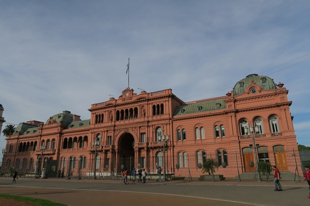 5月広場に位置するピンク色の大統領府、カーサロサーダ。