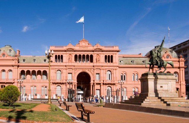 ピンクの大統領官邸、カーサロサーダは5月広場の代表地です。
