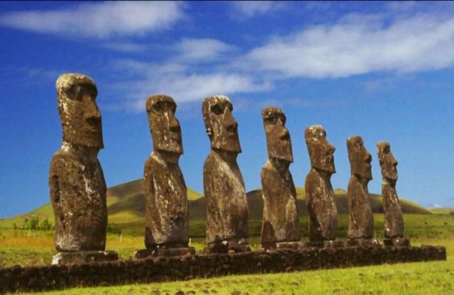 イースター島！アフ・アキビの7体のモアイ像を訪れる半日ツアー|ホット