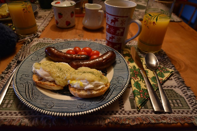 朝食のエッグベネディクトとソーセージ