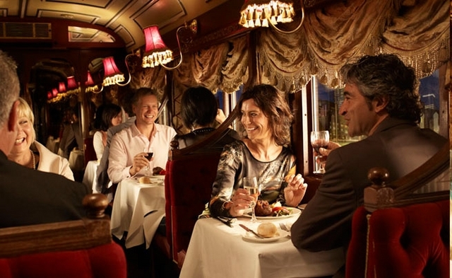 コロニアルトラムカーレストランを楽しむ乗客