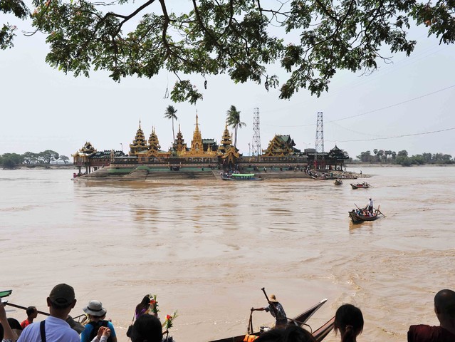 ヤンゴン・タンリンの水上寺院
