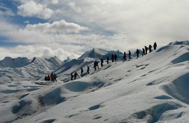 永遠と続く氷河を歩く感動は参加した人限定。