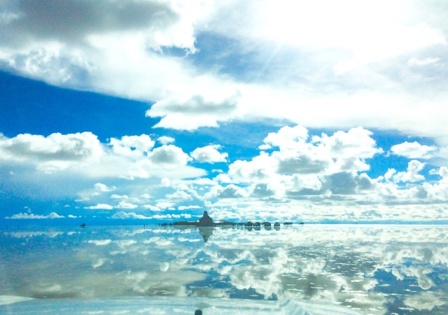 天空の鏡、ウユニ塩湖。一生に一度は訪れたい観光地。