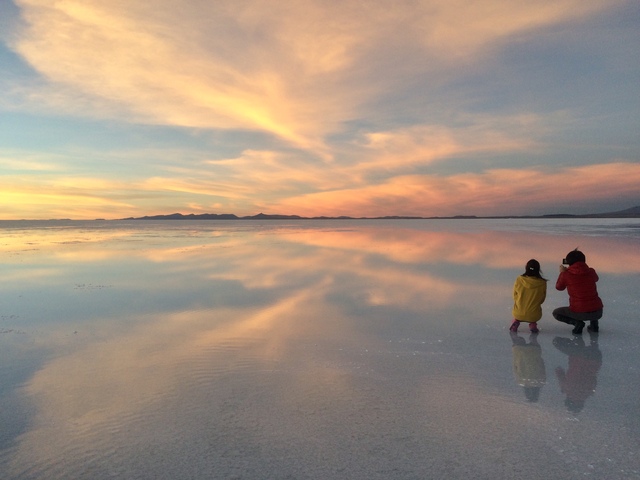 ウユニ塩湖での夕日鑑賞は一生の思い出になります。