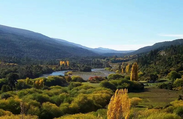 ヒッピーの街 エル ボルソン日帰りツアー バリローチェ発 英語ガイド ホットホリデー