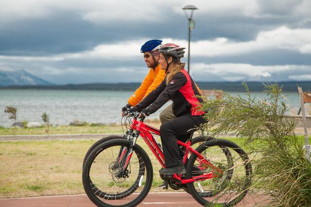 プエルトナタレスの海岸線を自転車で滑走。