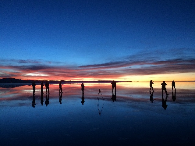 朝夜、季節に違って異なるウユニ塩湖の景観